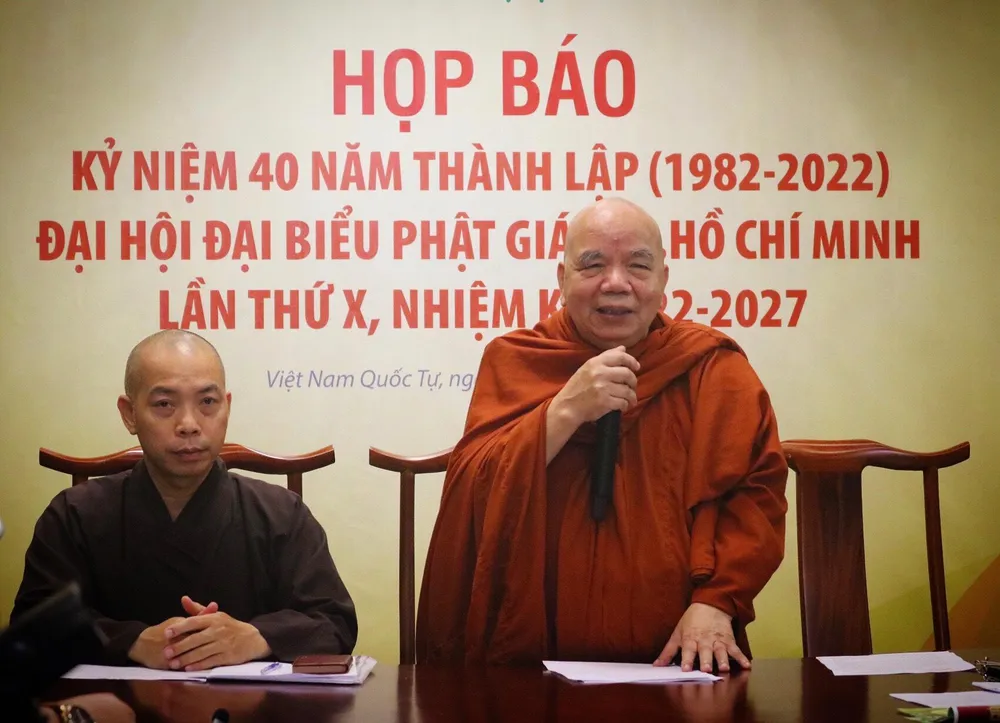 Hòa thượng Thích Thiện Tâm (phải) và Thượng tọa Thích Quang Thạnh chủ trì buổi họp báo. Ảnh: TÚ NGÂN.