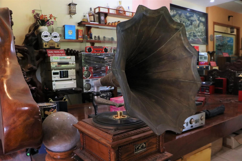 Máy loa kèn cổ hiệu Victor sản xuất năm 1904. Máy loa kèn cổ hiệu Victor sản xuất năm 1904.