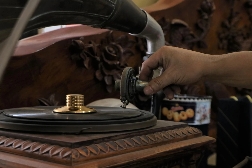 Chỉ cần lên dây cót, máy sẽ phát nhạc. Chỉ cần lên dây cót, máy sẽ phát nhạc.