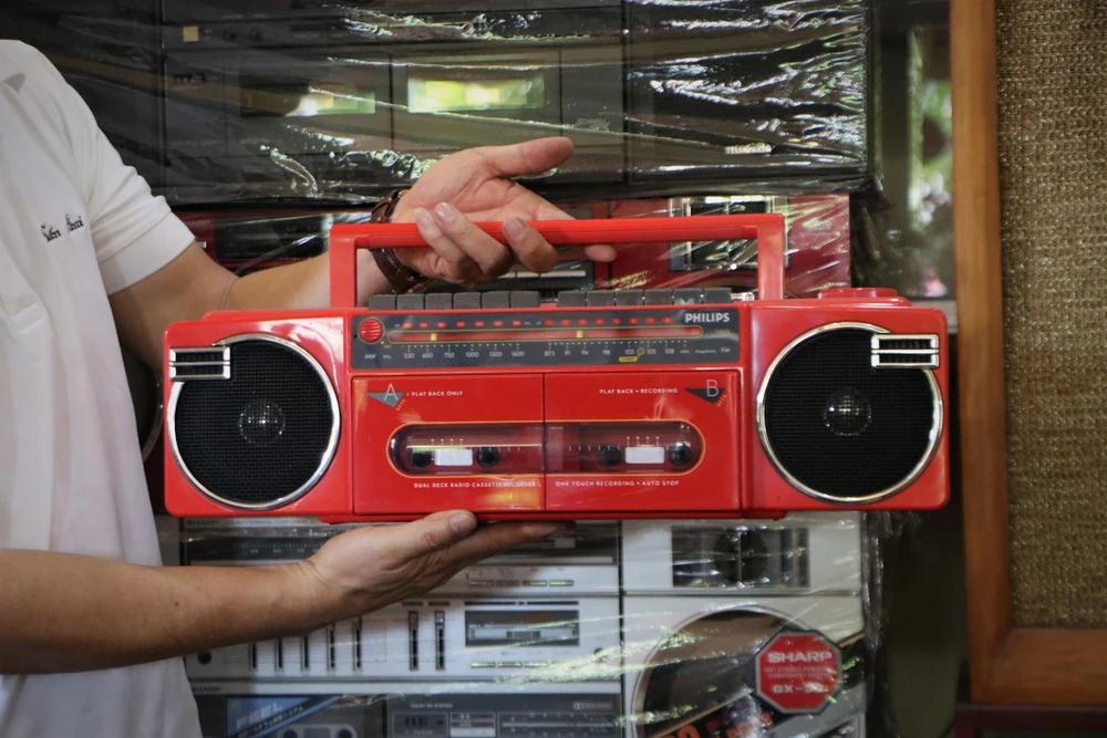 Những chiếc máy cassette cổ cũng được anh Long sưu tầm. Những chiếc máy cassette cổ cũng được anh Long sưu tầm.