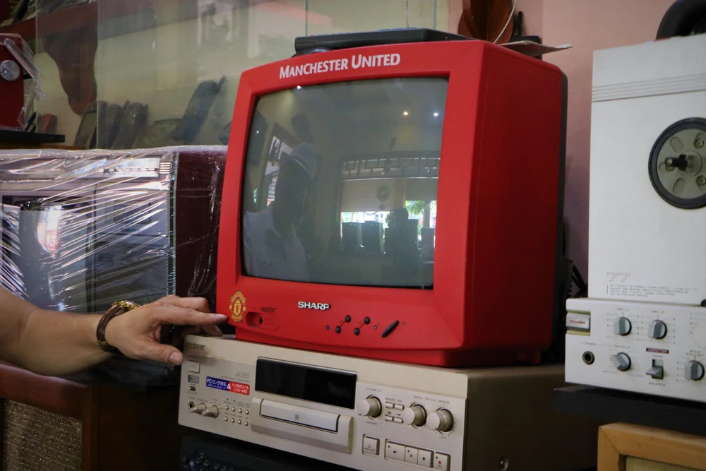 Ngoài sưu tầm băng cối cổ, anh Long cũng có sở thích sưu tầm những đồ cổ khác. Đây là một trong những chiếc tivi cổ nhãn hiệu Sharp. Ngoài sưu tầm băng cối cổ, anh Long cũng có sở thích sưu tầm những đồ cổ khác. Đây là một trong những chiếc tivi cổ nhãn hiệu Sharp.