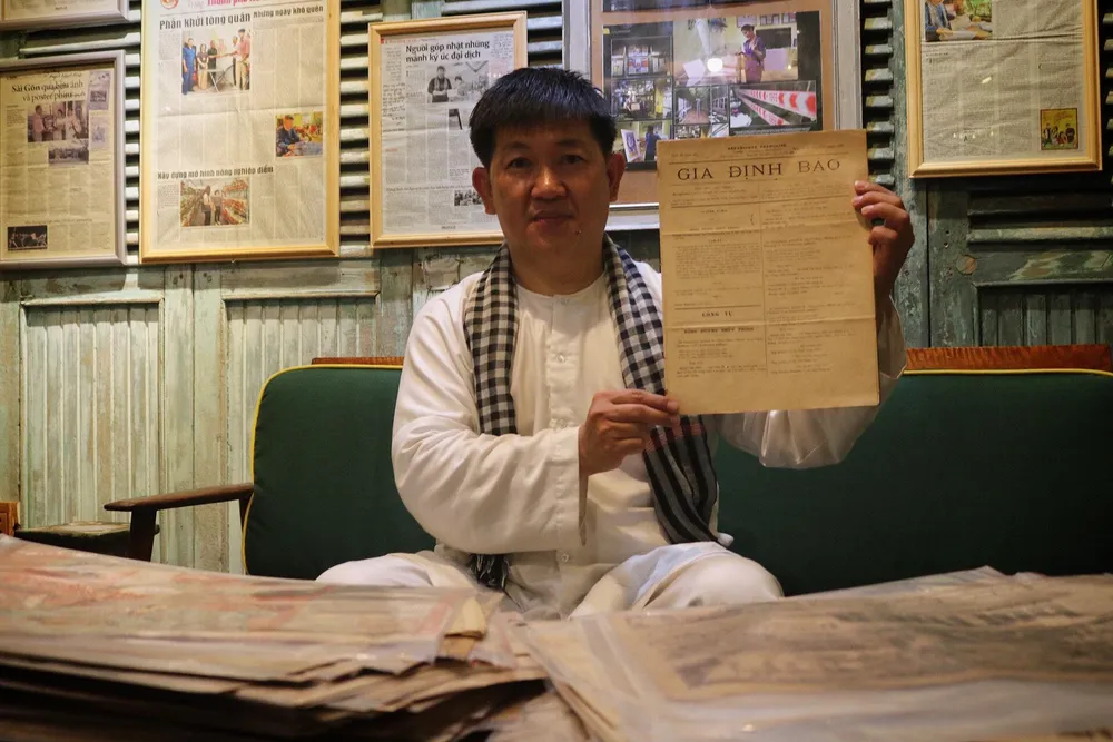 Nhà sưu tập Huỳnh Minh Hiệp hiện đang lưu giữ gần 500 tờ báo có tuổi đời gần cả thế kỷ. Ảnh: TÚ NGÂN. Nhà sưu tập Huỳnh Minh Hiệp hiện đang lưu giữ gần 500 tờ báo có tuổi đời gần cả thế kỷ. Ảnh: TÚ NGÂN.