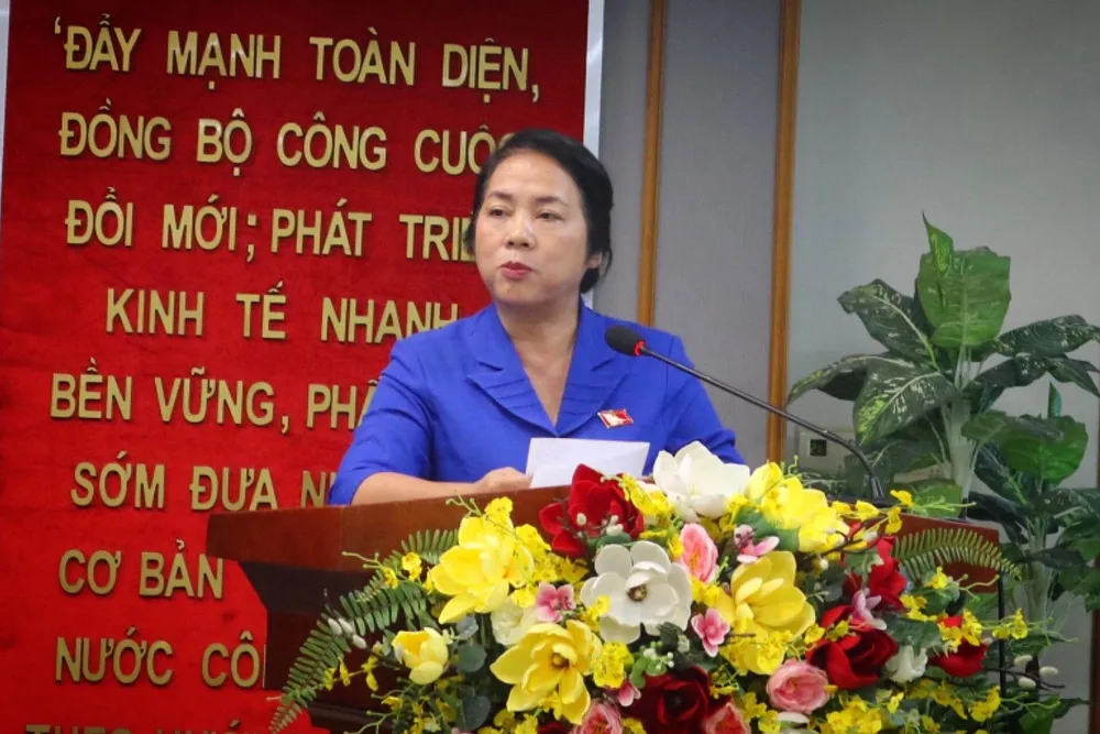 ĐBQH Trần Kim Yến trả lời cử tri tại phiên tiếp xúc. Ảnh: TÚ NGÂN