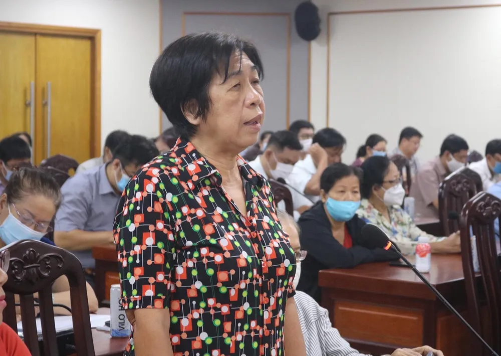 Cử tri Nguyễn Thanh Nga phát biểu tại buổi tiếp xúc. Ảnh: TÚ NGÂN