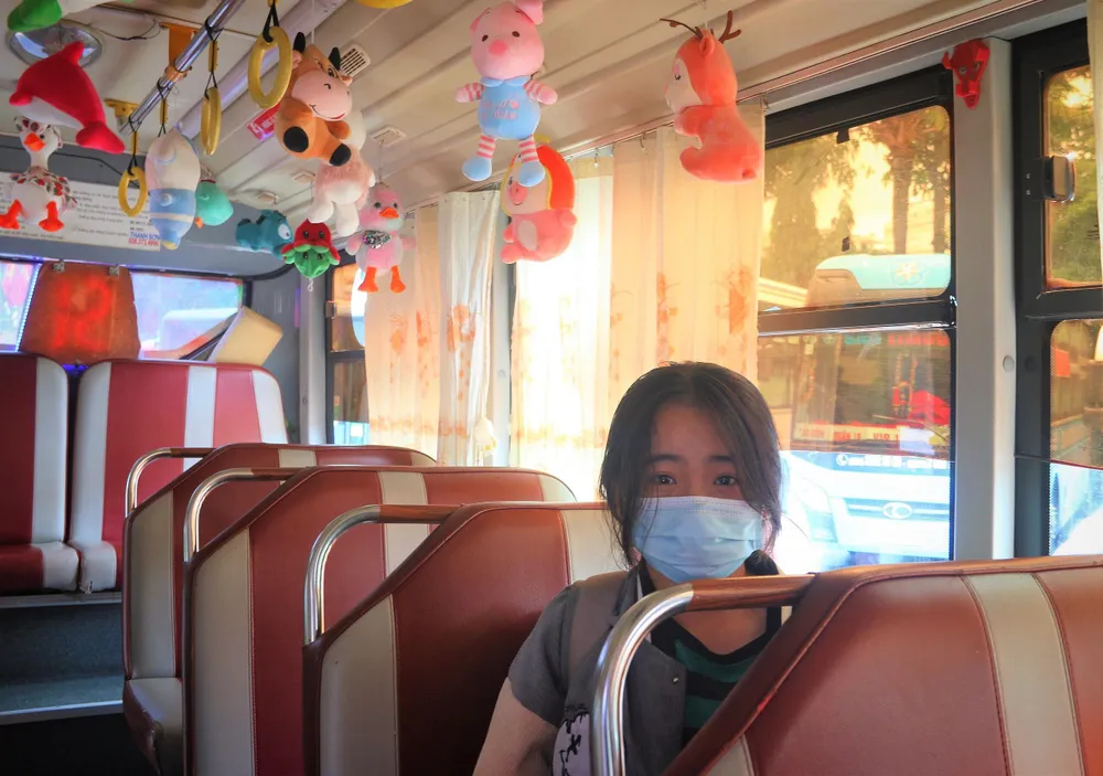 Minh Thư cảm thấy những chú gấu bông rất ngộ nghĩnh và đáng yêu. Ảnh: THẢO PHƯƠNG Minh Thư cảm thấy những chú gấu bông rất ngộ nghĩnh và đáng yêu. Ảnh: THẢO PHƯƠNG