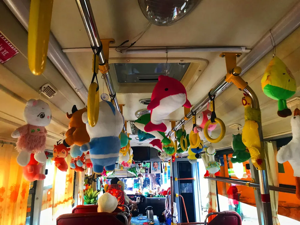 Những chú gấu bông vô cùng đáng yêu được trang trí trên trần xe. Ảnh: TÚ NGÂN Những chú gấu bông vô cùng đáng yêu được trang trí trên trần xe. Ảnh: TÚ NGÂN