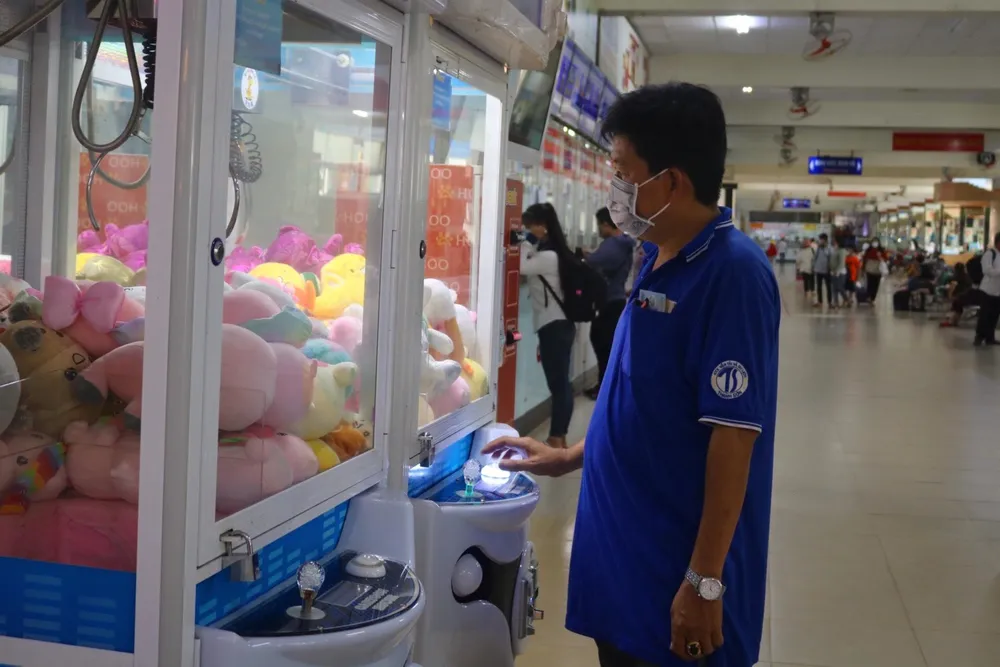 Mỗi lần ông Sang bỏ ra khoảng 10.000 đồng - 30.000 đồng cho việc gấp thú. Ảnh: TÚ NGÂN. Mỗi lần ông Sang bỏ ra khoảng 10.000 đồng - 30.000 đồng cho việc gấp thú. Ảnh: TÚ NGÂN.