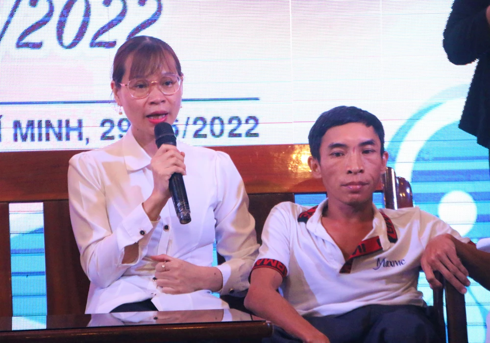 Gia đình anh chị Nguyễn Văn Út - Phạm Thị Thủy đã cùng nhau gầy dựng nên cơ sở sản xuất tranh ghép gỗ gia công. Ảnh: THẢO PHƯƠNG