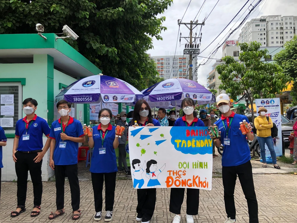 Nhóm tiếp sức mùa thi trường ĐH Văn Hiến tại điểm thi. Ảnh: TÚ NGÂN