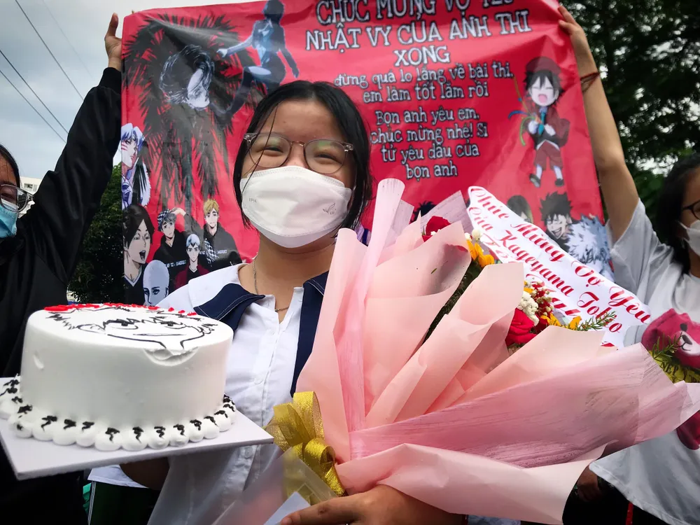 Em Nguyễn Cao Nhật Vy tỏ ra vô cùng bất ngờ và vui sướng khi được nhận món quà. Ảnh: TÚ NGÂN.