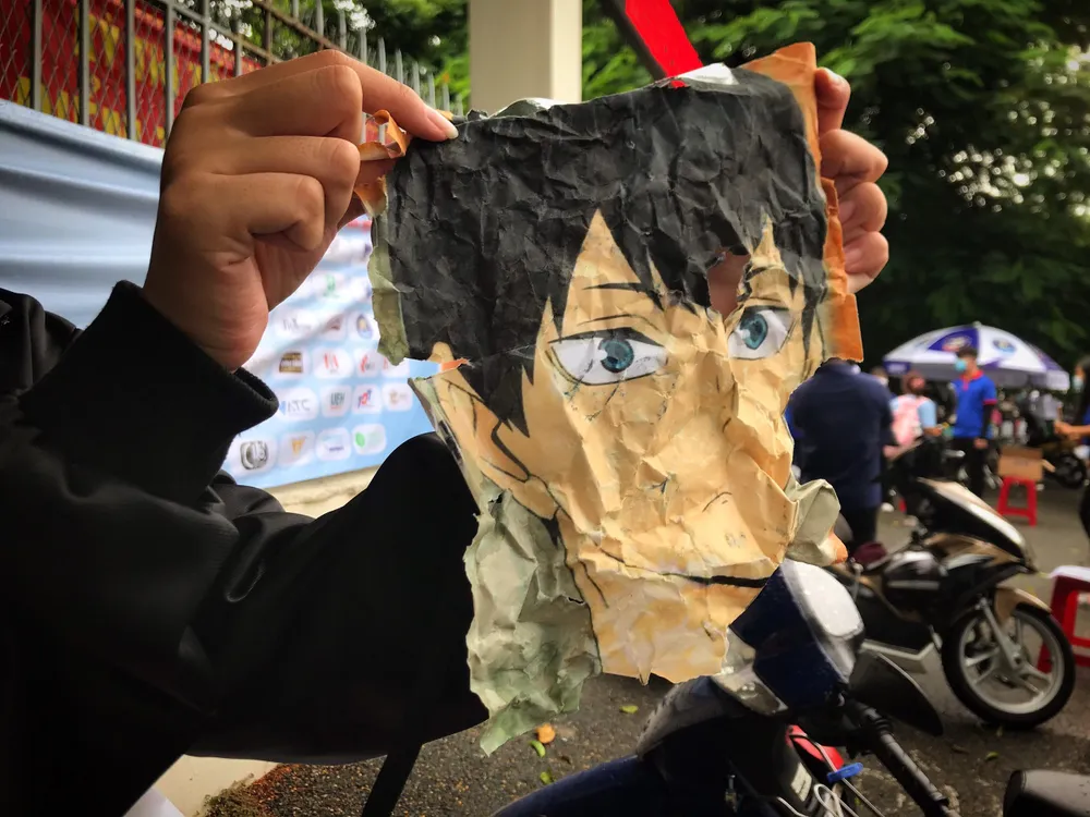 Dự định hóa trang thành nhân vật trong truyện nhưng trời mưa to, khiến chiếc mặt nạ không còn sử dụng được nữa. Ảnh: TÚ NGÂN.