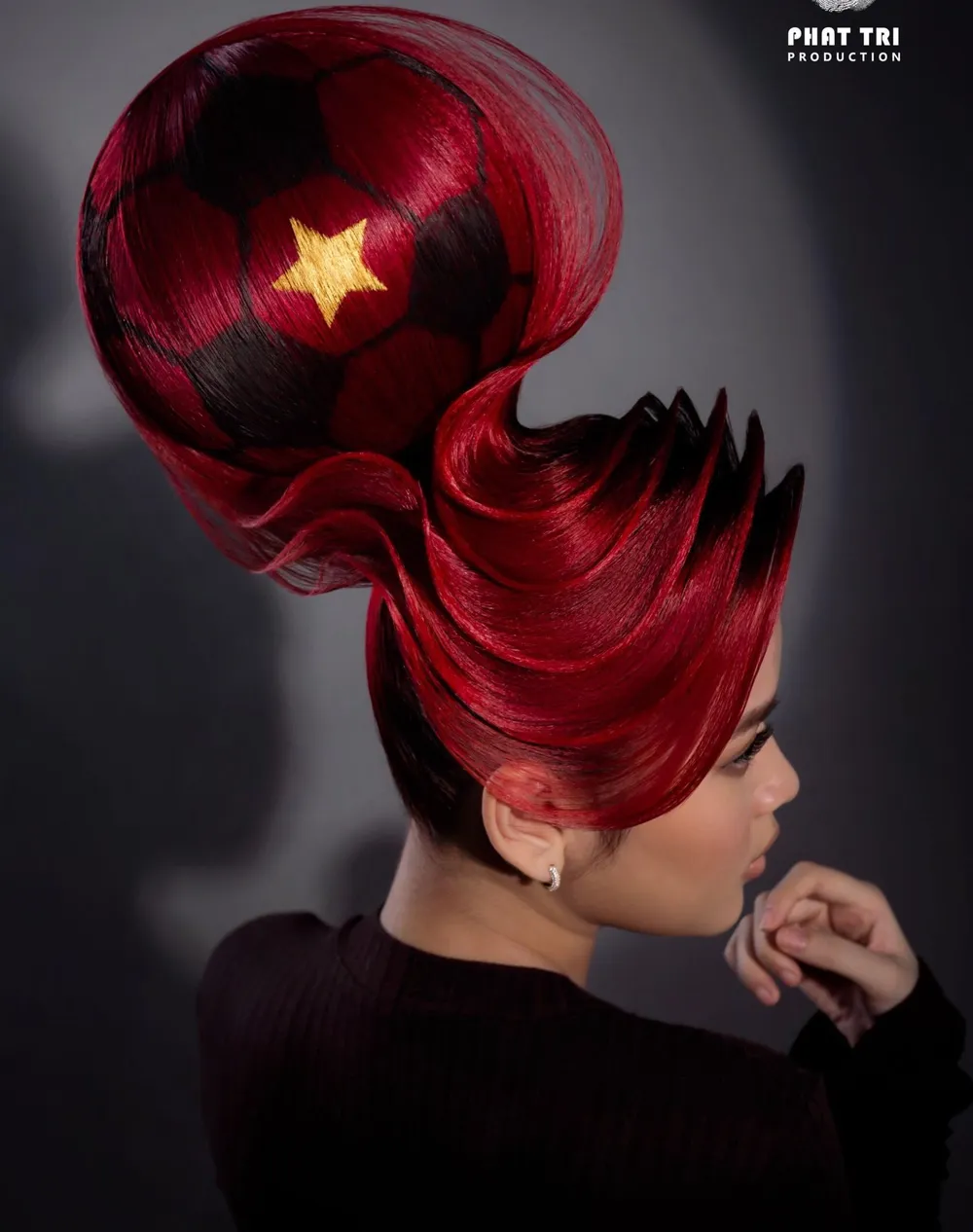 Mẫu tóc “quả bóng” cổ vũ tinh thần bóng đá, tinh thần thể thao của Việt Nam.