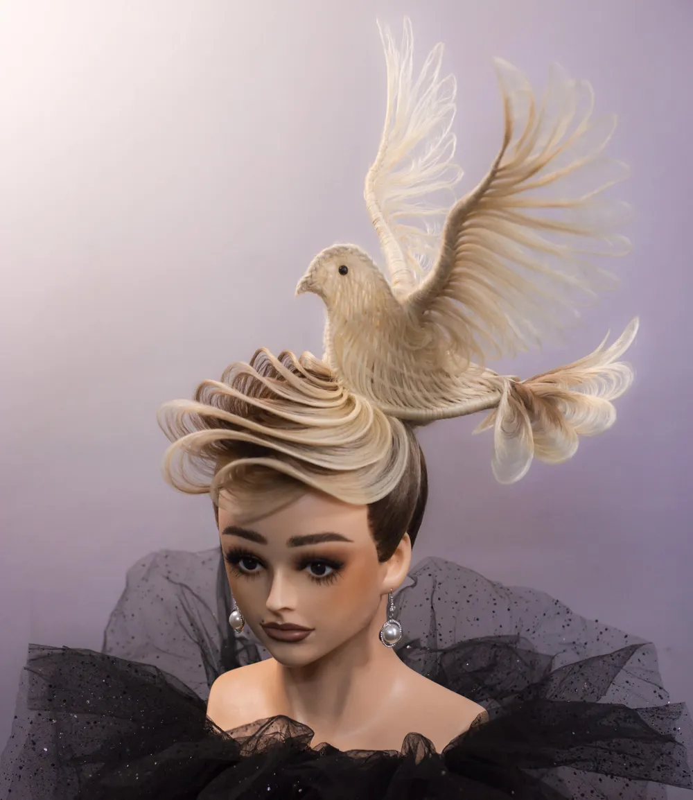 Kiểu tóc tạo hình chim bồ câu mang ý nghĩa gắn kết và gìn giữ hòa bình của nhân loại được anh Trí sáng tác trong hoàn cảnh Nga và Ukraine bắt đầu căng thẳng. Ảnh: NVCC