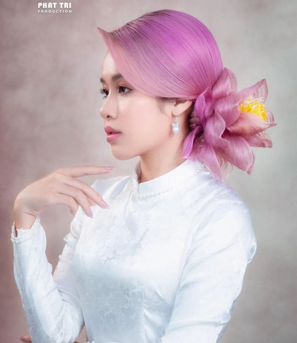 Mẫu tóc “hoa sen” thể hiện vẻ đẹp thanh cao của quốc hoa. Ảnh: NVCC