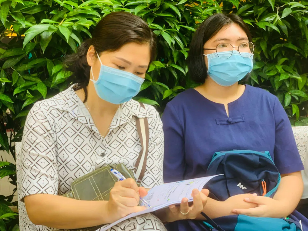 Phụ huynh học sinh cẩn thận ghi chép lại thông tin về kỳ tuyển sinh lớp 10 tại trường THPT Trưng Vương (quận 1, TP.HCM). Ảnh: THẢO PHƯƠNG Phụ huynh học sinh cẩn thận ghi chép lại thông tin về kỳ tuyển sinh lớp 10 tại trường THPT Trưng Vương (quận 1, TP.HCM). Ảnh: THẢO PHƯƠNG