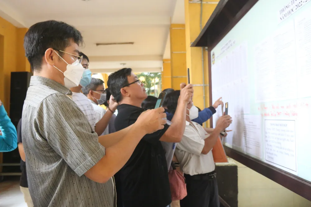 Phụ huynh cẩn trọng đọc kĩ thông tin tại bảng thông báo của nhà trường. Ảnh: THẢO PHƯƠNG. Phụ huynh cẩn trọng đọc kĩ thông tin tại bảng thông báo của nhà trường. Ảnh: THẢO PHƯƠNG.