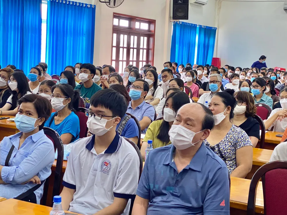 Nhà trường ưu tiên để phụ huynh tự lựa chọn đưa ra những lựa chọn phù hợp cho con em mình. Ảnh: TÚ NGÂN Nhà trường ưu tiên để phụ huynh tự lựa chọn đưa ra những lựa chọn phù hợp cho con em mình. Ảnh: TÚ NGÂN