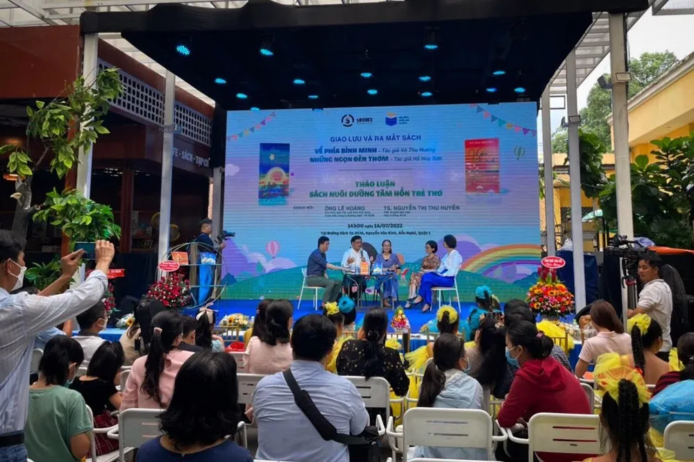 Dù trời mưa to nhưng rất đông khán giả, trẻ em đến tham dự và chăm chú lắng nghe chia sẻ của các diễn giả.