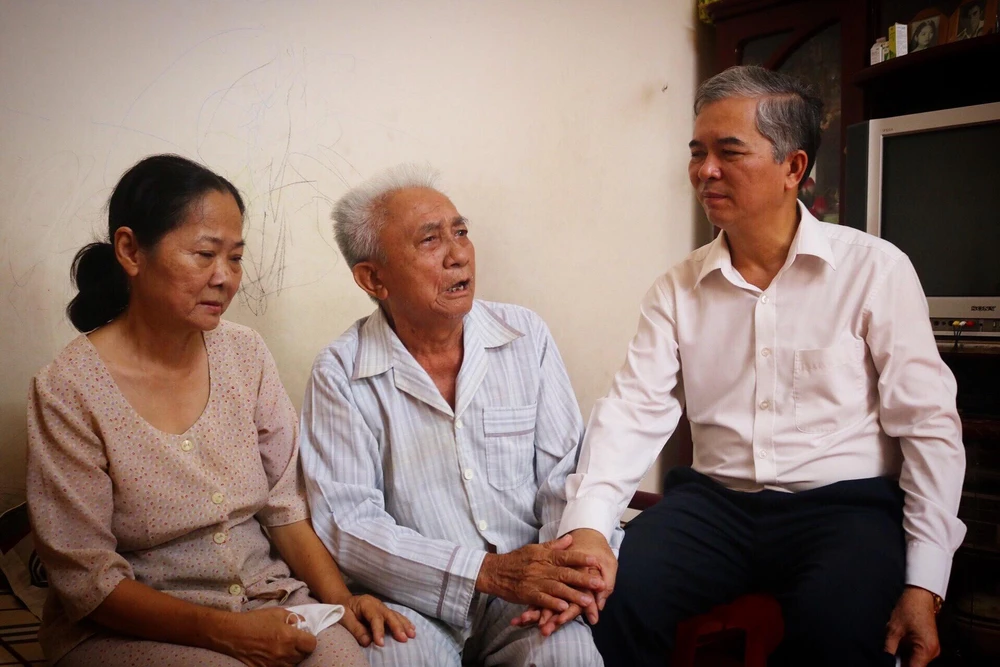 Cụ ông Trần Đức Thọ (ở giữa) không giấu được niềm xúc động khi nhận được sự quan tâm và chia sẻ của đoàn lãnh đạo. Ảnh: TÚ NGÂN