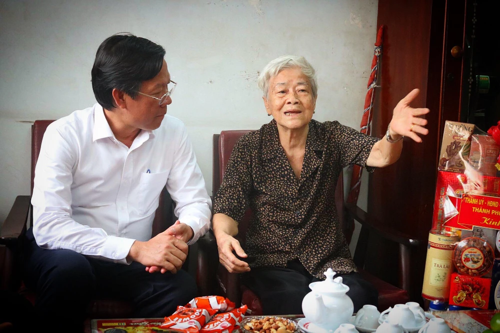 Bà Lê Thị Miên (83 tuổi, ngụ quận 5) xúc động khi nhận được sự quan tâm của các cấp lãnh đạo. Ảnh: TÚ NGÂN