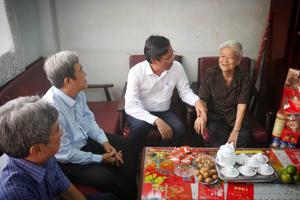 Đoàn đại biểu ân cần hỏi thăm sức khỏe cụ bà Lê Thị Miên, bày tỏ niềm trân trọng khi hiện tại bà và gia đình vẫn tham gia tích cực các hoạt động của địa phương. Ảnh: TÚ NGÂN