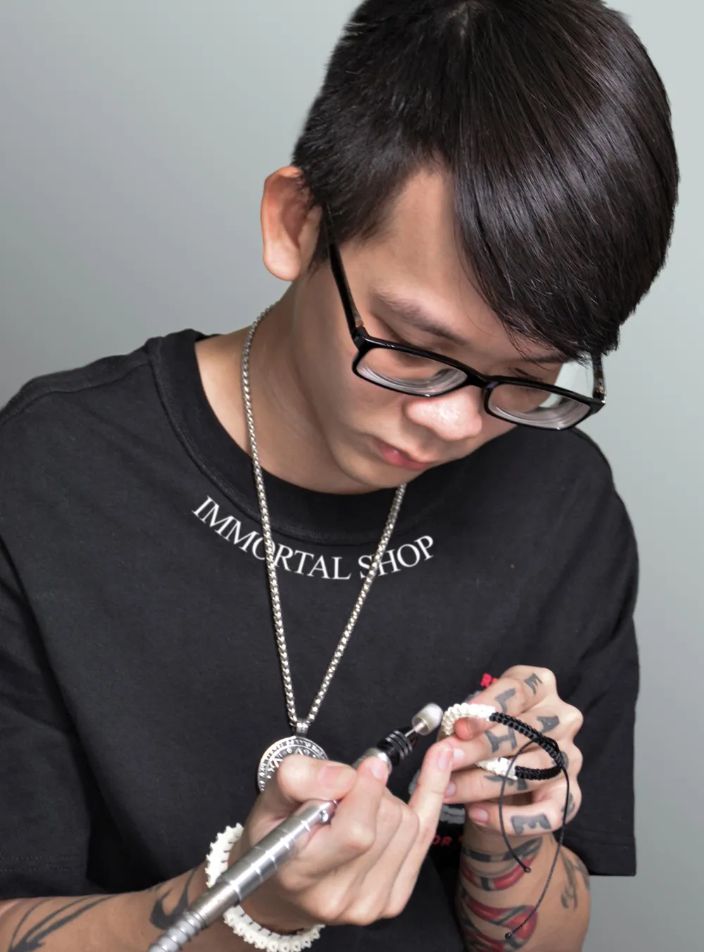 Trịnh Quang Nhã là chàng trai trẻ tuổi đem lòng say mê với các loại trang sức từ xương động vật. Ảnh: NVCC