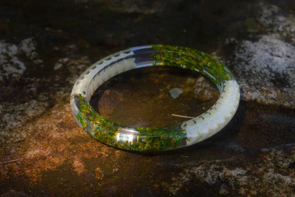 Chiếc vòng tay mang đậm chất riêng mà của chàng trai Trịnh Quang Nhã. Ảnh: NVCC