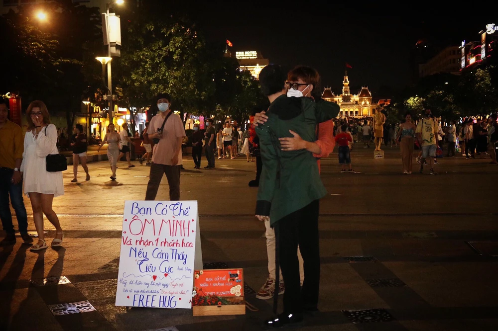 Sau cái ôm thân tình giữa hai người xa lạ, bạn Hồ Phạm Quốc Thắng không quên gửi một lời cảm ơn và chúc Thiên Ân sẽ gặp được nhiều niềm vui trong cuộc sống. Ảnh: TÚ NGÂN