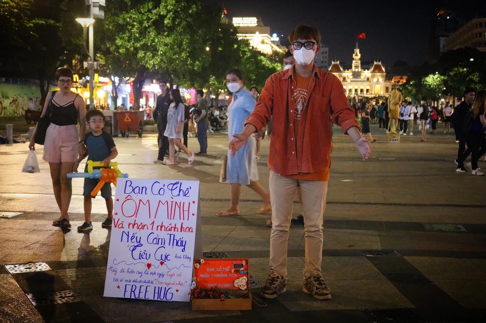 Nhiều người đi qua phố bày tỏ thái độ hiếu kì khi nhìn thấy chàng trai 9x này...