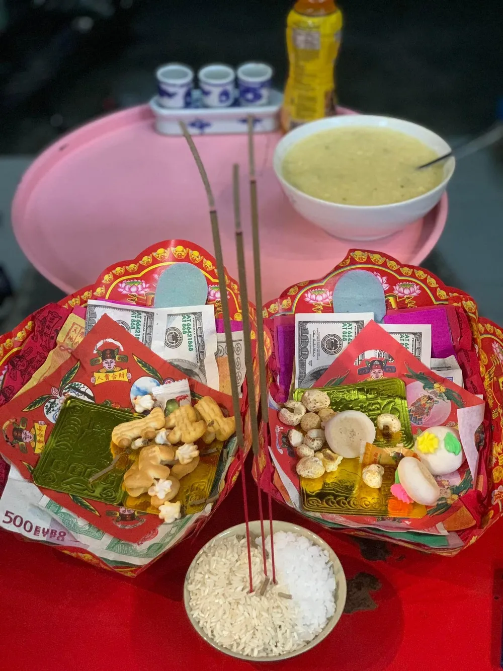 Anh Nguyễn Thành Tín chưng hửng chụp lại mâm cúng gửi cho cho bạn bè xem sau khi bị giật mất chú gà và chai rượu. Ảnh: NVCC