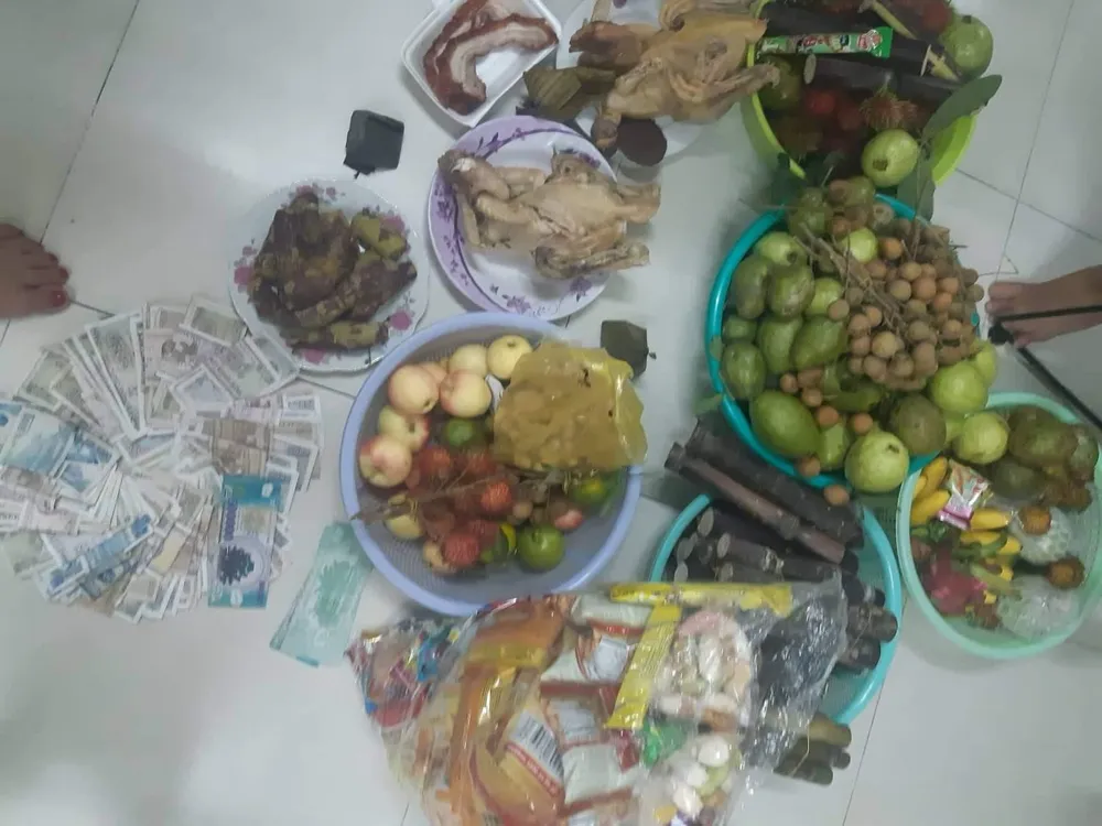 Chiến lợi phẩm của một chị nhân viên văn phòng chia sẻ, chiều đi làm về tranh thủ ... giật cô hồn cho vui!. Ảnh: FB