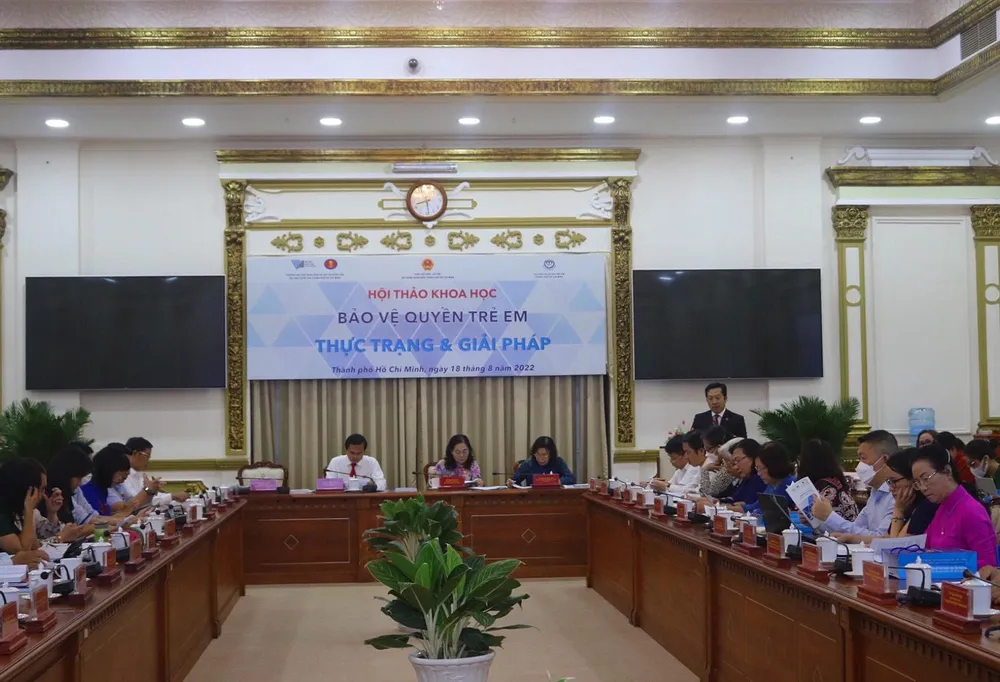 Các đại biểu tập trung lắng nghe những khó khăn, vướng mắc còn tồn động trong thực hiện bảo vệ quyền trẻ em. Ảnh: T.N