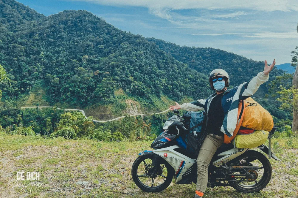 Nguyễn Tuấn Khanh và hành lý trong hành trình 8.000km. Ảnh: NVCC