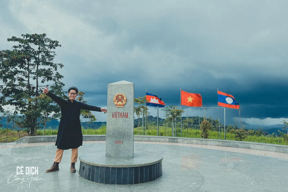 Chiếc áo dài đen truyền thống của xã đảo Long Sơn, TP Vũng Tàu nơi anh lớn lên. Ảnh: NVCC