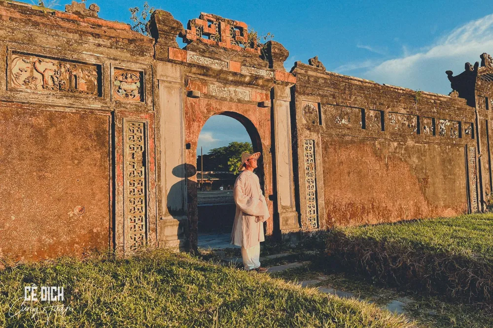 Chiếc áo tấc được Nguyễn Tuấn Khanh diện khi đặt chân đến Kinh thành Huế. Ảnh: NVCC