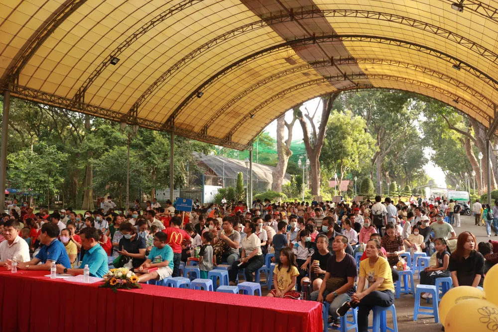 Hơn 400 thiếu nhi và phụ huynh có mặt tại Thảo Cầm Viên vui Tết trung thu. Ảnh: VÕ THƠ Hơn 400 thiếu nhi và phụ huynh có mặt tại Thảo Cầm Viên vui Tết trung thu. Ảnh: VÕ THƠ