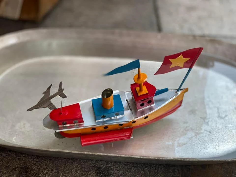 Tàu thủy sắt hấp dẫn ở chỗ có thể di chuyển trên mặt nước, phả khói và phát ra tiếng kêu tạch tạch như tàu thật.