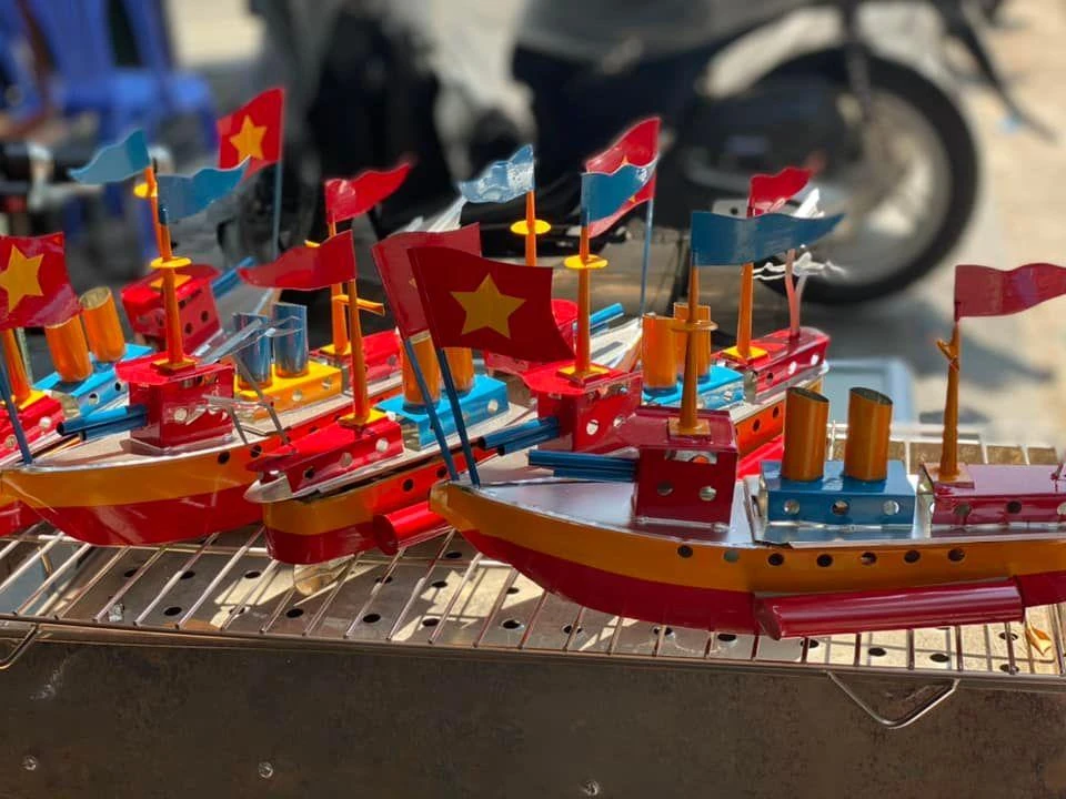 Tàu thủy sắt là món đồ chơi Trung thu rất "hot" gắn liền với ký ức của bao thế hệ.