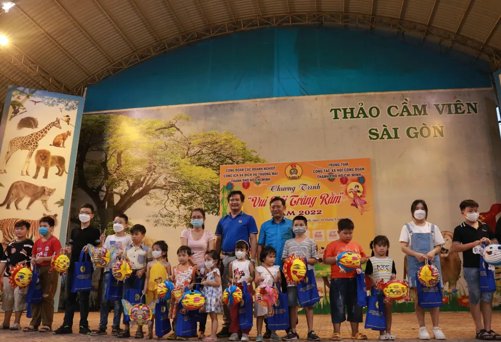 Ông Nguyễn Văn Minh, Chủ tịch công đoàn khối doanh nghiệp TP và ông Nguyễn Trọng Tín Giám đốc Trung tâm Công tác xã hội Công đoàn TP trao quà trung thu cho các cháu thiếu nhi. Ảnh: VÕ THƠ Ông Nguyễn Văn Minh, Chủ tịch công đoàn khối doanh nghiệp TP và ông Nguyễn Trọng Tín Giám đốc Trung tâm Công tác xã hội Công đoàn TP trao quà trung thu cho các cháu thiếu nhi. Ảnh: VÕ THƠ