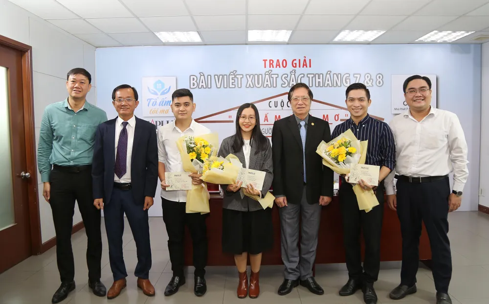 Các vị khách mời và đại diện Ban giám khảo trao giải cho 3 tác giả có bài viết xuất sắc trong tháng 7 và tháng 8. Ảnh: HOÀNG GIANG.