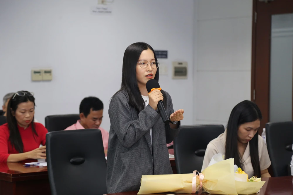 Là tác giả nữ duy nhất được lựa chọn chị Nguyễn Khắc Ngọc Phượng Châu không giấu được niềm vui và bất ngờ. Ảnh: HOÀNG GIANG