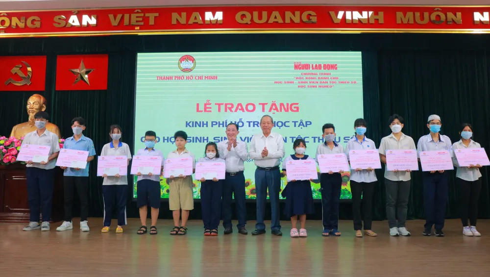 Ông Bùi Thanh Liêm và ông Trương Hòa Bình trao học bổng hỗ trợ cho các em học sinh, sinh viên dân tộc thiểu số có hoàn cảnh khó khăn. Ảnh: VÕ THƠ