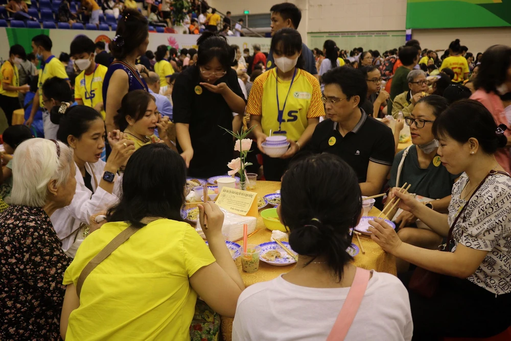 Nhiều gia đình đến tham dự ngày hội. Ảnh: T.N