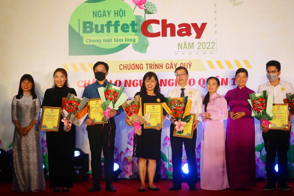 Các cá nhân, doanh nghiệp, mạnh thường quân, và đại diện cơ sở tôn giáo nhận thư cảm ơn và hoa tại ngày hội. Ảnh: T.N