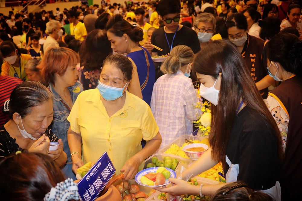 Người dân cảm thấy ấm lòng khi thưởng thức những món ăn ngon tại ngày hội. Ảnh: T.N