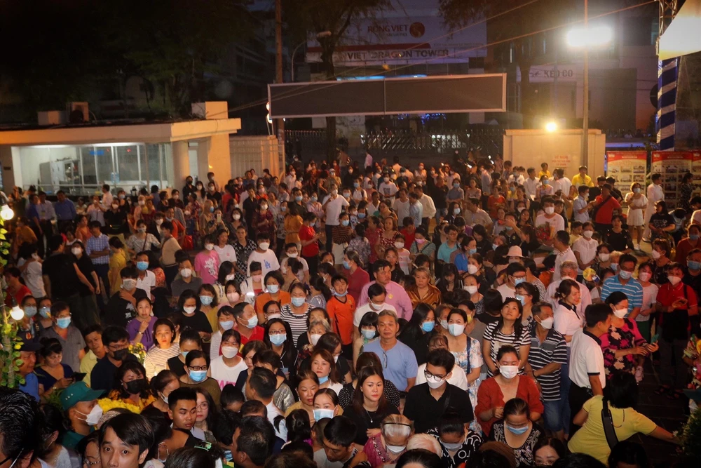 Đông đảo người dân đến tham dự ngày hội khiến không khí ngày cuối tuần trở nên vô cùng náo nhiệt. Ảnh: T.N