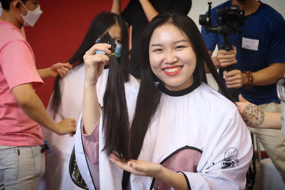 Bạn Mai Trần Thanh Trúc, sinh viên trường ĐH Khoa học Xã hội và Nhân văn TP.HCM vui vẻ hiến tặng tóc. Ảnh: TÚ NGÂN