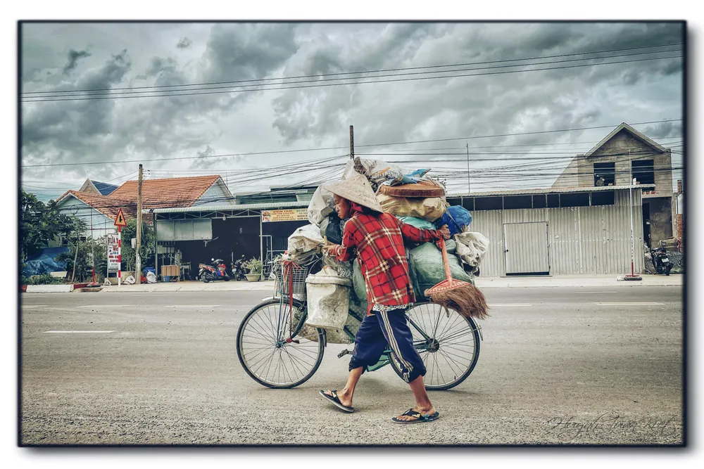 Dáng người phụ nữ mua ve chai gầy gò, khắc khổ để lại trong trong chàng bác sĩ miền Tây nhiều sự xúc động. Ảnh: NVCC Dáng người phụ nữ mua ve chai gầy gò, khắc khổ để lại trong trong chàng bác sĩ miền Tây nhiều sự xúc động. Ảnh: NVCC