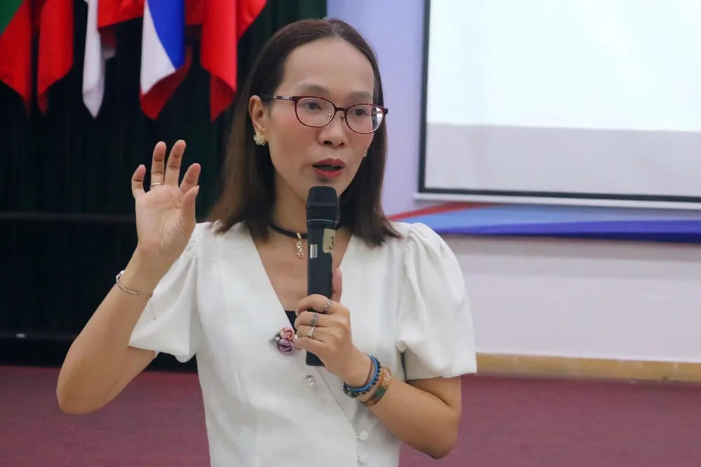 Bà Nguyễn Thị Thu Huyền, Tiến sĩ Giáo dục học, Hiệu trưởng trường Song ngữ Quốc tế Canada chia sẻ cùng các bậc phụ huynh. Ảnh: T.N