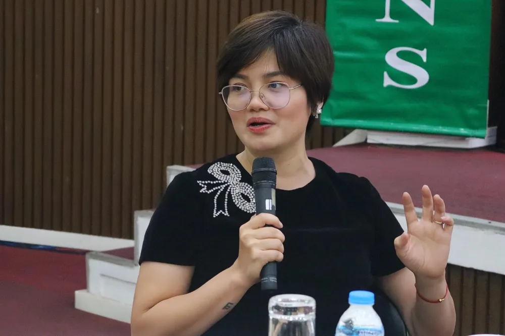 Bà Vũ Thị Thu Hằng, Thạc sĩ giáo dục chia sẻ tại buổi giao lưu. Ảnh: T.N